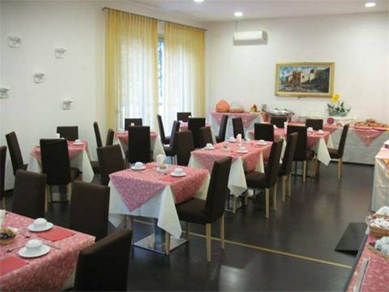 Club Meeting Hotel Rimini Exteriör bild